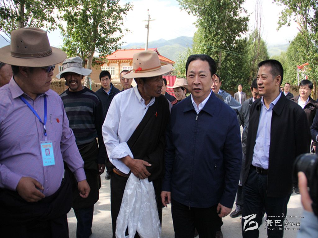 黃新初在甘孜縣調(diào)研指導(dǎo)扶貧開發(fā)工作、慰問對口支援我州的干部人才代表掠影