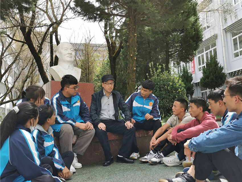 趙華強與學生.jpg 趙華強與學生.jpg