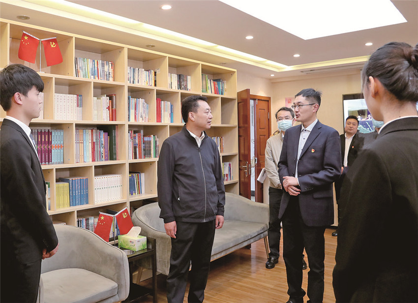 圖為沈陽在團.jpg 圖為沈陽在團.jpg