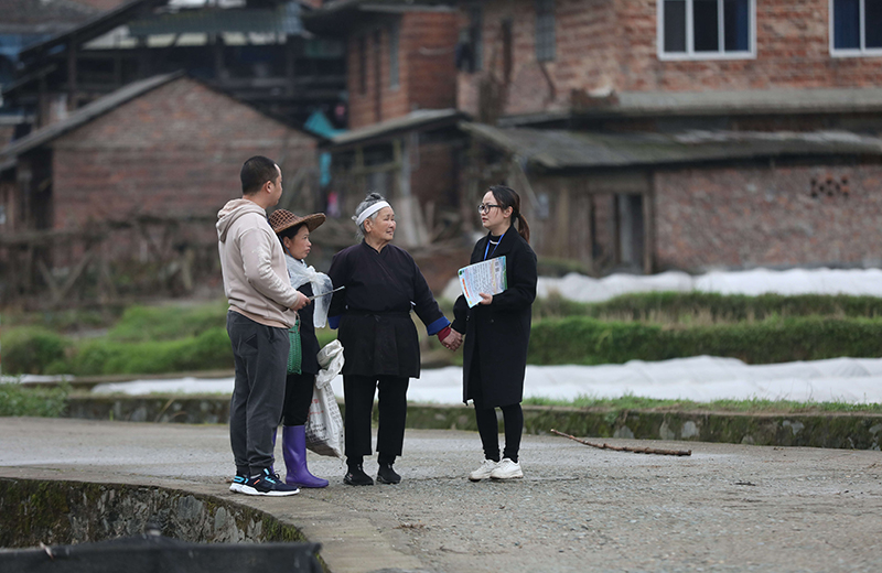2022年3月24日，在廣西柳州市三江侗族自治縣良口鄉(xiāng)南寨村，紀(jì)檢監(jiān)察干部（右一、左一）在了解惠農(nóng)政策落實(shí)情況。