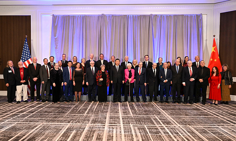 這是美國友好團體聯(lián)合歡迎宴會開始前，習近平主席會見飛虎隊和史迪威將軍后人、鼓嶺、艾奧瓦州、華盛頓州等方面友好人士代表，同他們親切交談并合影留念。