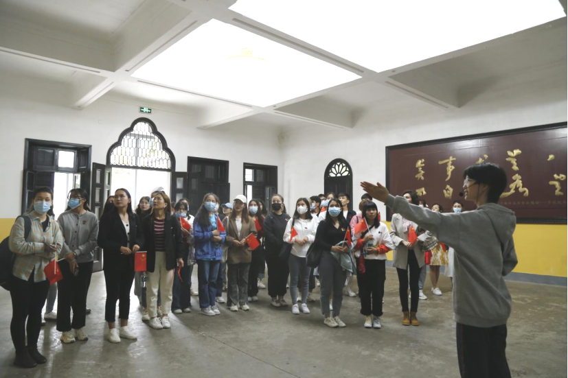 2021年5月20日，在喜迎中國共產(chǎn)黨建黨100周年之際，我校開展了少數(shù)民族學(xué)生“學(xué)黨史、感恩黨、跟黨走”紅色研學(xué)活動。