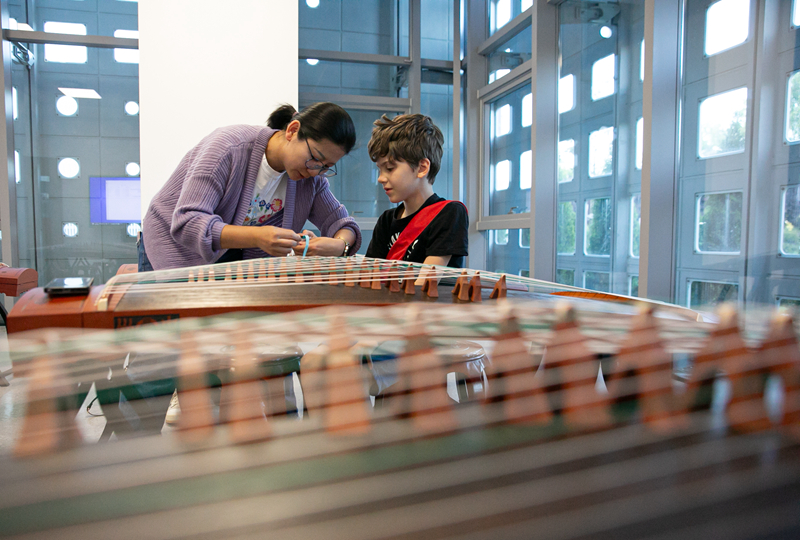 4月29日，在塞爾維亞貝爾格萊德中國文化中心，古箏指導(dǎo)老師王宣（左）在教學(xué)。新華社記者 李京 攝