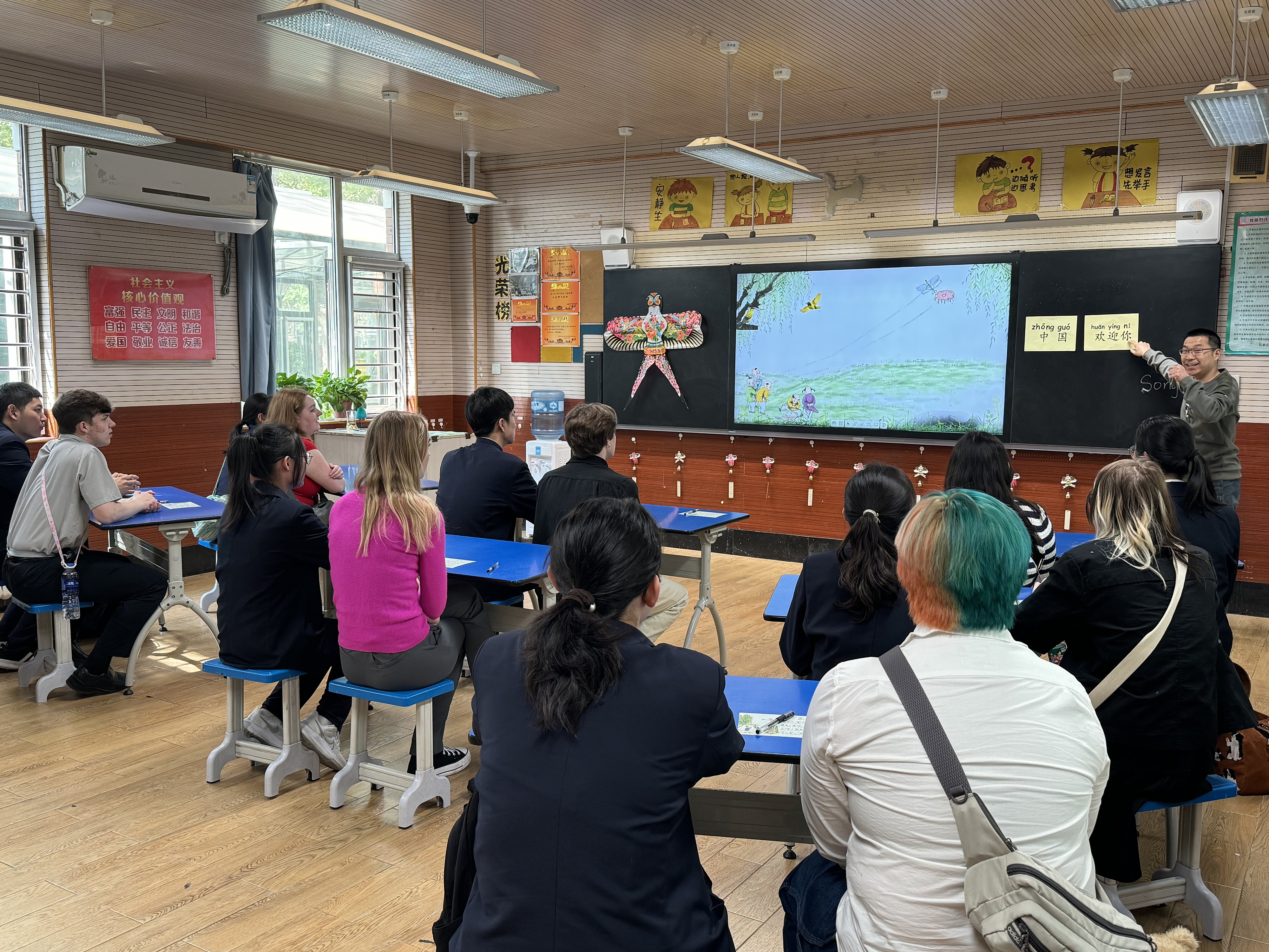 2024年4月20日，美國艾奧瓦州馬斯卡廷高中“友誼傳承”研學(xué)團(tuán)來到石家莊外國語學(xué)校，中美學(xué)生同上一節(jié)中文課。