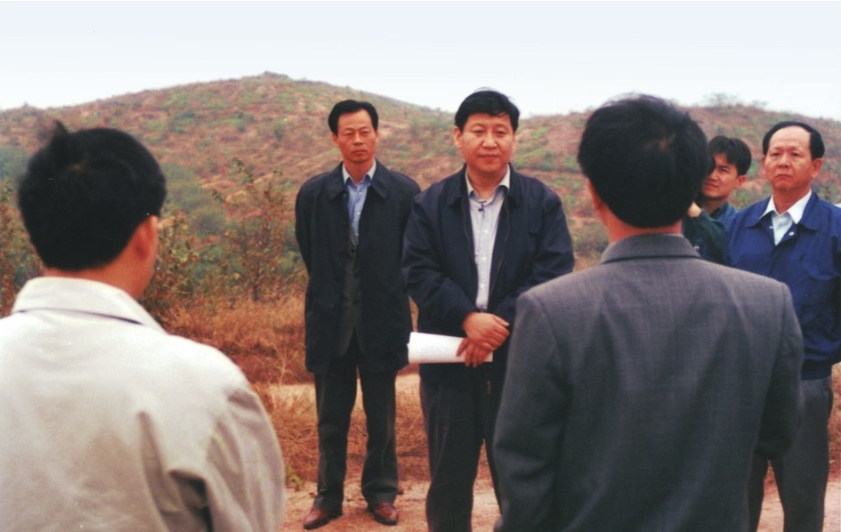 1999年11月，習(xí)近平在龍巖市長(zhǎng)汀縣河田水土流失治理區(qū)調(diào)研。圖源：《習(xí)近平在福建（下）》