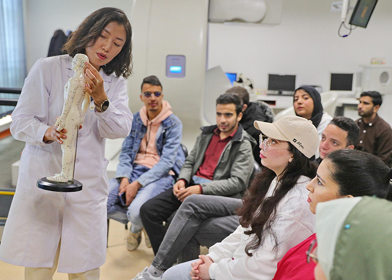 2023年4月19日，河北省秦皇島市中醫(yī)醫(yī)院醫(yī)務工作者為燕山大學外國留學生講解中醫(yī)經絡知識。