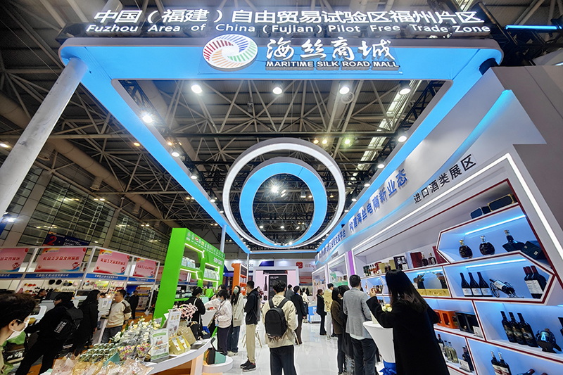 2024年3月18日，第四屆中國(guó)跨境電商交易會(huì)在福建福州開(kāi)幕。展會(huì)聚焦“鏈接跨境全流域 共建電商新生態(tài)”，集聚全國(guó)80余個(gè)外貿(mào)產(chǎn)業(yè)帶的上千家供應(yīng)鏈企業(yè)。