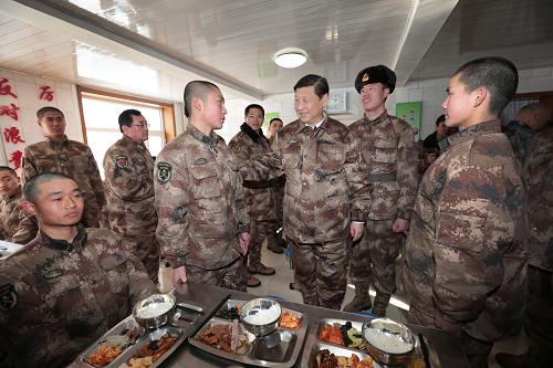 2014年1月26日中午，習近平來到連隊食堂，同戰(zhàn)士們一起用餐。新華社記者 李剛 攝