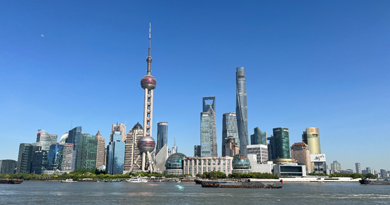 沿蘇州河遠(yuǎn)眺陸家嘴城市建筑群。人民網(wǎng) 馬作鵬 攝