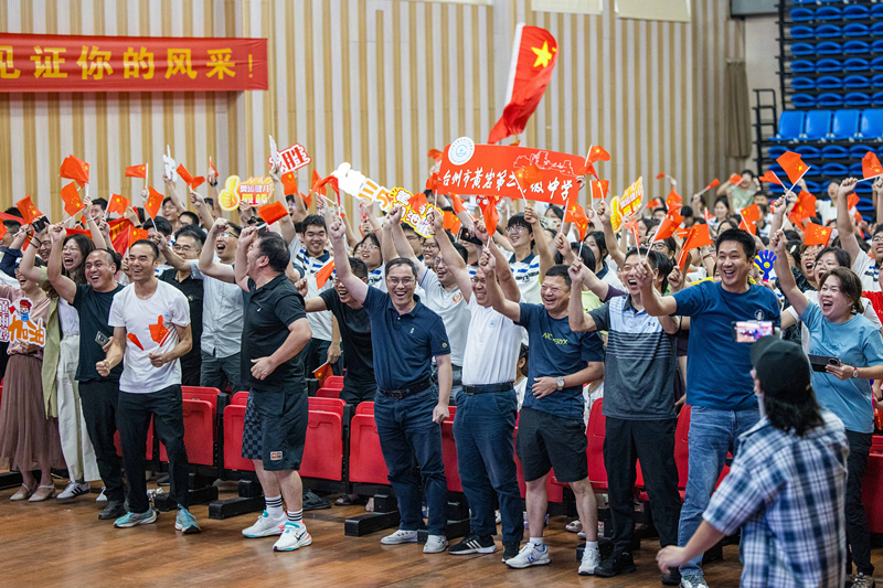 北京時(shí)間7月27日，2024年巴黎奧運(yùn)會(huì)首個(gè)比賽日，在射擊10米氣步槍混合團(tuán)體比賽中，中國(guó)選手黃雨婷/盛李豪獲得金牌。圖為黃雨婷的母校師生們通過(guò)收看奧運(yùn)直播的方式為她加油助威。