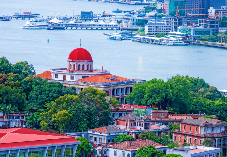 鼓浪嶼素有“萬(wàn)國(guó)建筑博物館”的美譽(yù)，八卦樓作為全國(guó)重點(diǎn)文物保護(hù)單位，是鼓浪嶼世界文化遺產(chǎn)核心要素之一。楊勁堅(jiān) 攝