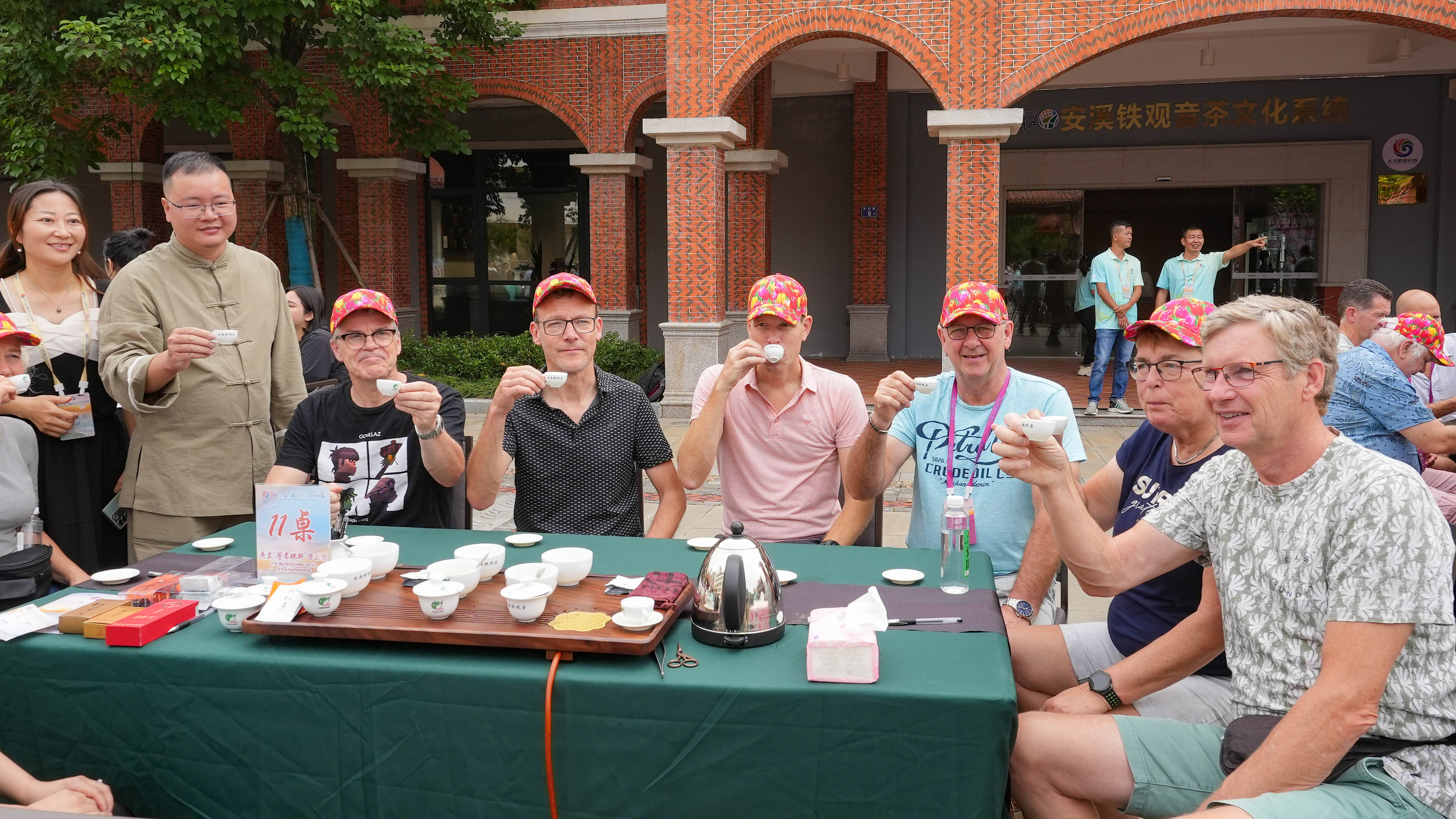 △2023年10月4日，福建泉州，外國人品中國茶。